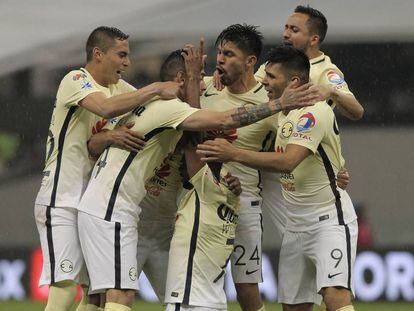 Los jugadores de América celebran un gol contra Pumas.