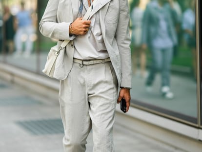 Los pantalones de lino para hombre son una opción estilosa y fresca para el verano. GETTY IMAGES.