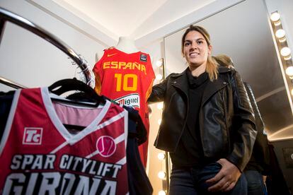 Marta Xargay junto a su camiseta de la selección española en su boutique de moda y complementos Unaunica de Girona.