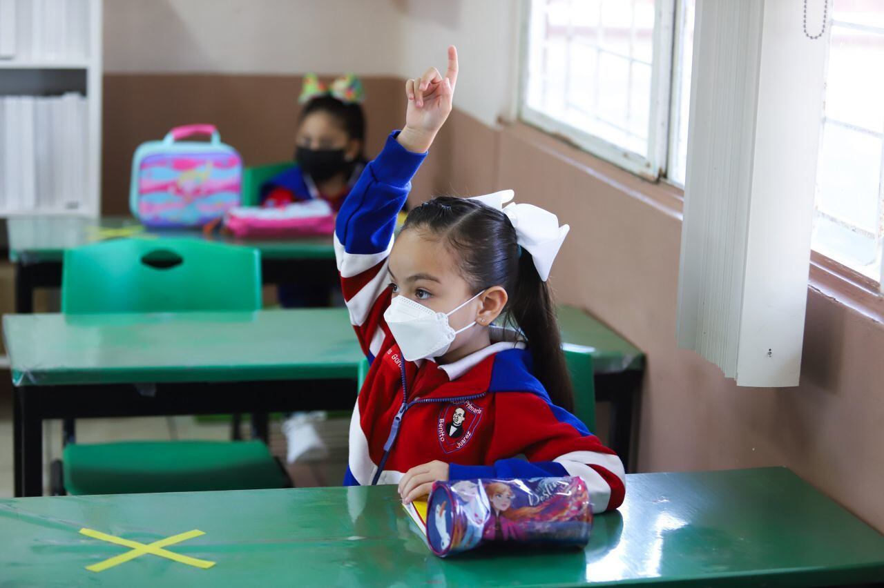 Una niña levanta la mano en clase tras el regreso a las escuelas en Saltillo, Coahuila, el pasado 23 de agosto.