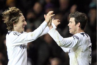 Modric (a la izquierda) y Bale celebran un gol al Werder Bremen.