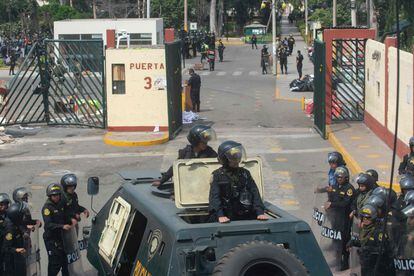 La policía antidisturbios al ingresar al campus de la Universidad de San Marcos, el 21 de enero.