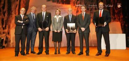 Los galardonados en los Premios Cinco Días 2009 junto con los patrocinadores del premio