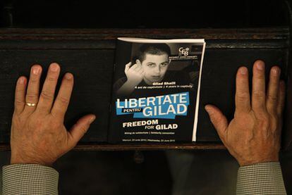 Un miembro de la comunidad judía rumana espera la celebración de un acto en el que se solicita la liberación de Gilad Shalit, el 23 de junio de 2010, en Bucarest.