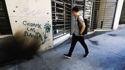 Un hombre camina enfrente de la fachada de la redacción de 'Clarín' tras el ataque.