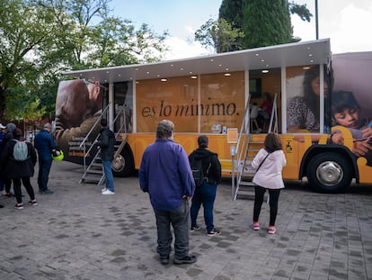 Cola de gente para informarse sobre el Ingreso Mínimo Vital en Parla (Madrid), en octubre de 2022.