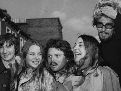El cantante Scott Mckenzie, en el centro, posa con The Mamas &amp; The Papas en 1967.