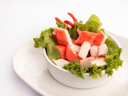 Ensalada de palitos de surimi de cangrejo.