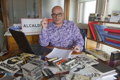 Emilio Alonso Pimentel, en su casa de Vigo, con parte del material que guardó desde los años de la Movida.