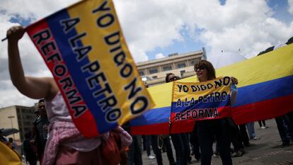 Manifestantes muestran mensajes contra la reforma tributaria durante una protesta en Bogotá, el 26 de septiembre de 2022.