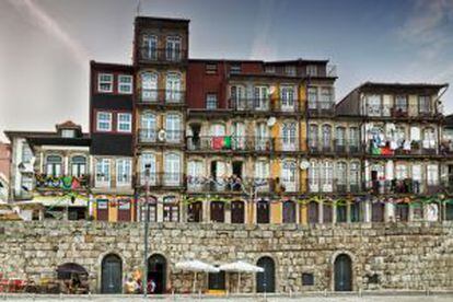 Fachada del barrio de Ribeira, en Oporto (Portugal).
