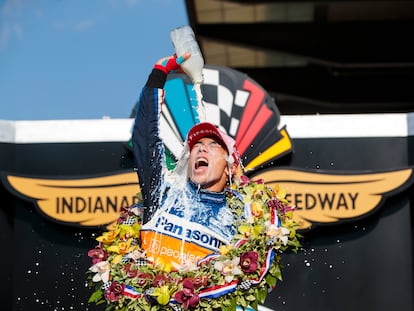 Takuma Sato celebra su triungfo en las 500 Millas.