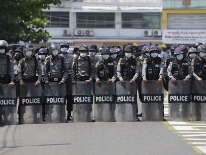 Policía antidisturbios, este jueves en Yangón.