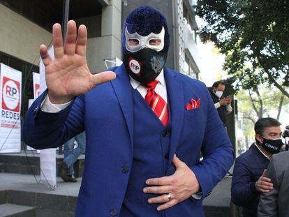 El luchador Blue Demon Jr, durante el preregistro interno de candidatos del partido Redes Sociales Progresistas.