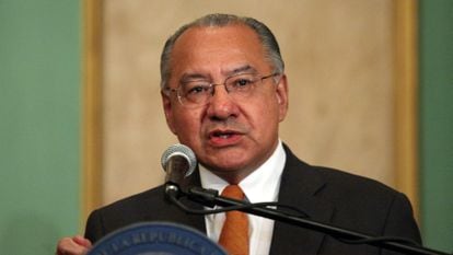 El exdiplomático estadounidense Manuel Rocha durante una rueda de prensa en Santo Domingo (República Dominicana) en mayo de 2013.