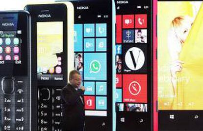 El presidente ejecutivo de la compañía finlandesa Nokia, Stephen Elop, durante la presentación hoy de sus dos nuevos modelos de smartphone -el Nokia Lumia 720 y el Nokia Lumia 520-, que se comercializarán a partir de este año a "precios más asequibles" que los teléfonos de la misma gama lanzados hasta ahora.