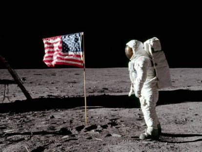 El astronauta Buzz Aldrin, posa para una fotografía junto a la bandera estadounidense clavada en la Luna el 20 de julio de 1969.