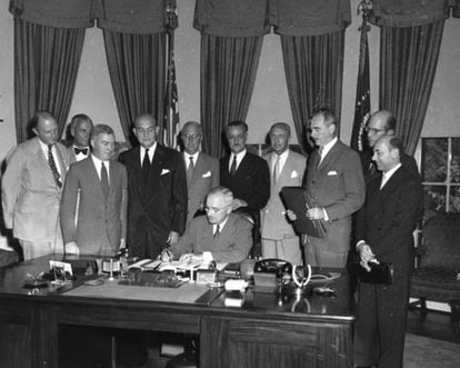 Henrik Kauffmann, segundo por la izquierda, en la Casa Blanca, en la firma por parte del presidente Harry S. Truman de la creación de la OTAN en agosto de 1949.