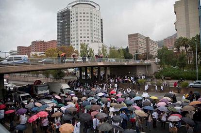 Concentración en el Hospital Vall d'Hebron de los médicos que han secundado el 1er dia de huelga en la sanidad pública catalana.