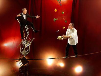 Ferran i Albert Adrià, en una imatge circense del calendari Lavazza 2014.