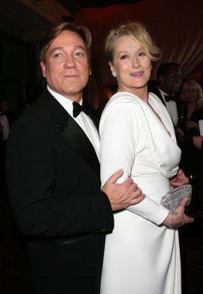 Kevin Huvane, con Meryl Streep, en el baile del Gobernador, la fiesta oficial de los Oscar, en 2010