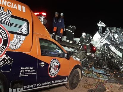 El amasijo de hierros en el que quedaron convertidos los dos vehículos tras la brutal colisión frontal, en una imagen cedida por el grupo de rescatistas voluntarios Anjos Jacuipenses.