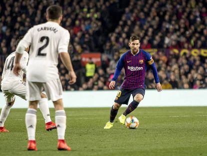 Leo Messi, ante Casemiro y Carvajal, en el clásico de Copa de febrero en el Camp Nou.