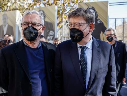 El alcalde de Valencia, Joan Ribo (izquierda) y el presidente de la Generalitat, Ximo Puig, este miércoles, en la inauguración de la exposición 'De València a los Goya'.