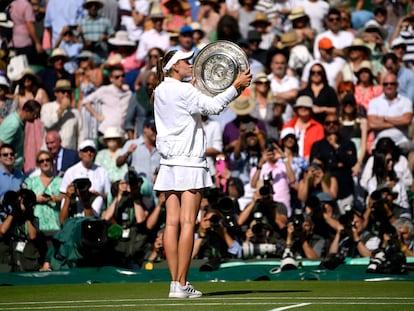 Rybakina posa con la bandeja de campeona, este sábado en Wimbledon.