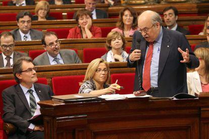 El presidente de la Generalitat, Artur Mas (i), escucha al consejero de Economía, Andreu Mas-Colell (d), en el transcurso de la sesión de control en el Parlament.