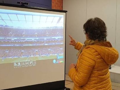 Una mujer controla la televisión mediante gestos, en uno de los proyectos de Inteligencia Artificial desarrollado por la UPC.