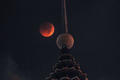 La Luna sobre una de las torres Petronas, situadas en Kuala Lumpur, capital de Malasia.