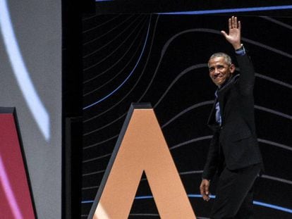Obama saluda a los 6.000 asistentes al congreso Exma de Bogotá tras cerrar con su intervención el evento.