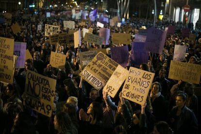 La manifestació feminista a la Gran Via de Barcelona.