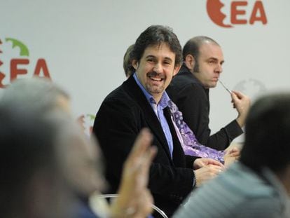 Pello Urizar, sonriente, ante una asamblea de EA en Vitoria.