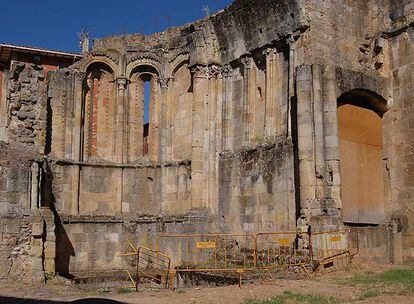 Detrás del tablón de madera de las ruinas de San Nicolás se encuentran las pinturas del asesinato del arzobispo de Canterbury.