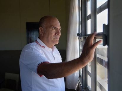 Luis Alberto Valor mira por una ventana del penal de Urdampilleta, en enero pasado.  