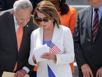 La congresista demócrata Nancy Pelosy con el senador Chuck Schumer