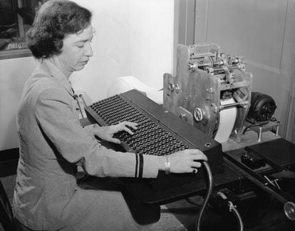 La teniente Grace Hopper codifica problemas en una cinta perforada para introducirla en una de las máquinas calculadoras inventadas por Howard H. Aiken en los años 40. 