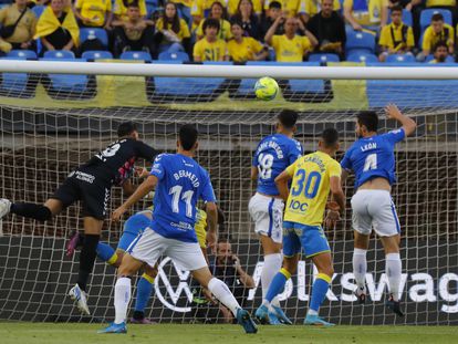 Valles falla en su salida y Gallego, delantero del Tenerife, hace el primer gol de su equipo ante Las Palmas.