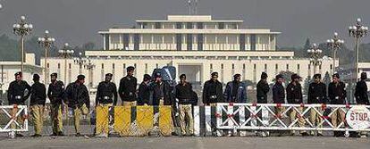 Policías paquistaníes custodian un puesto de control en la avenida de la Constitución de Islamabad, donde se encuentra el palacio presidencial.