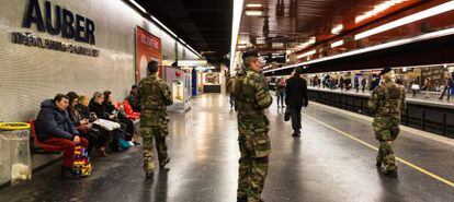 Varios militares patrullan en la estaci&oacute;n de metro de Auber, en Par&iacute;s.