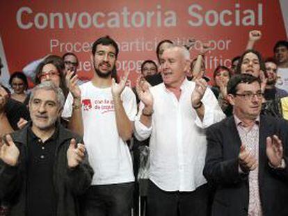 Cayo Lara (con camisa blanca), ayer junto a dirigentes de IU y miembros de colectivos sociales.