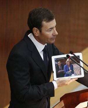 Gómez muestra un vídeo de Aguirre.