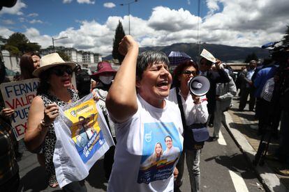 Simpatizantes de Fernando Villavicencio se congregan frente a la funeraria en la que se realiza su velatorio.