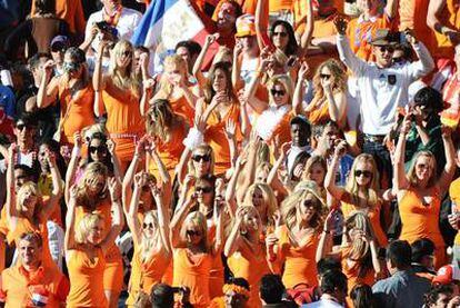 Las chicas vestidas de naranja, en la acción publicitaria de la cerveza Bavaria por la que fueron expulsadas del partido del Mundial de Sudáfrica.