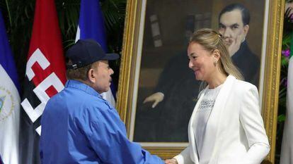 El presidente de Nicaragua, Daniel Ortega, saluda a la nueva embajadora de España en Nicaragua Pilar María Terrén Lalana.