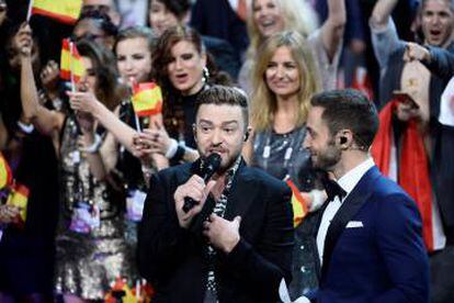 Justin Timberlake, con el presentador de la gala, antes de actuar.
