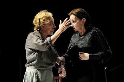 Rosa María Sardá (i) y Nuria Espert en la representación de 'La casa de Bernarda Alba' de Federico García en Barcelona.