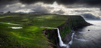 Una cascada vierte su agua al mar en la reserva natural de Hornstrandir, en la regiión islandesa de los Westfjords.
